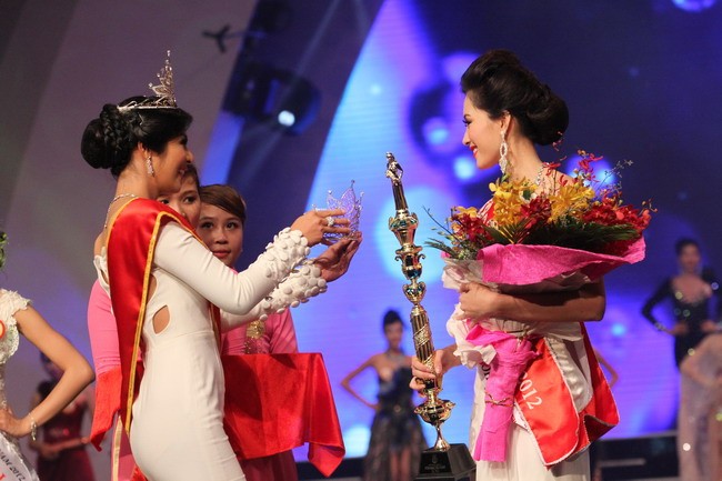 Hoa hậu 2010 Ngọc Hân trao lại vương miện cho Thu Thảo